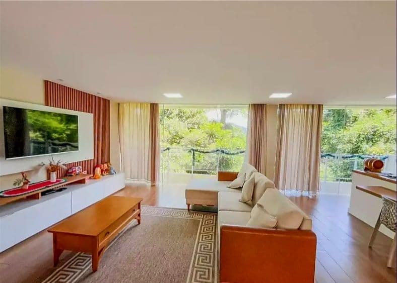 Casa contemporânea com quatro suítes e vista para as montanhas em condomínio fechado