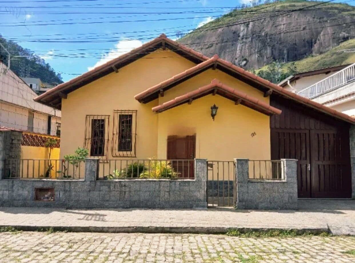 Casa com quatro quartos, suíte master e residência independente | Petrópolis