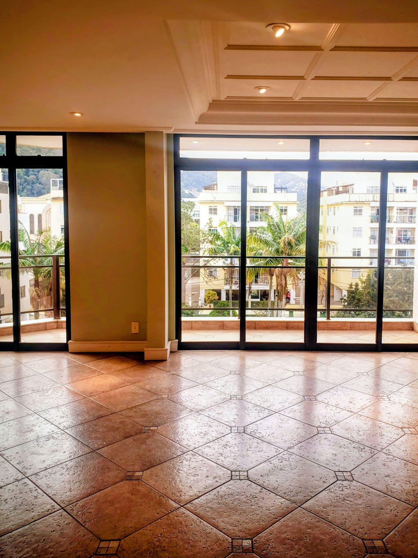 Cobertura com três quartos, terraço gourmet e vista para as montanhas | Corrêas