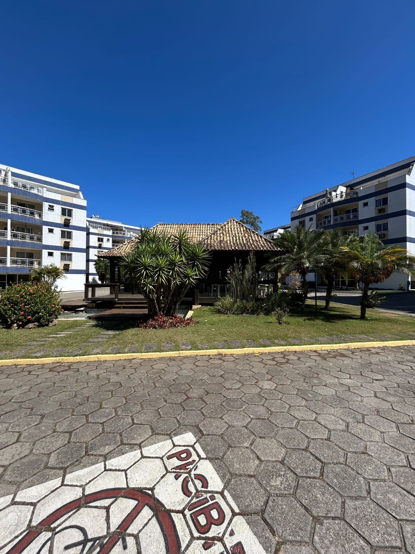 Cobertura duplex com três quartos e terraço em Nogueira, Petrópolis