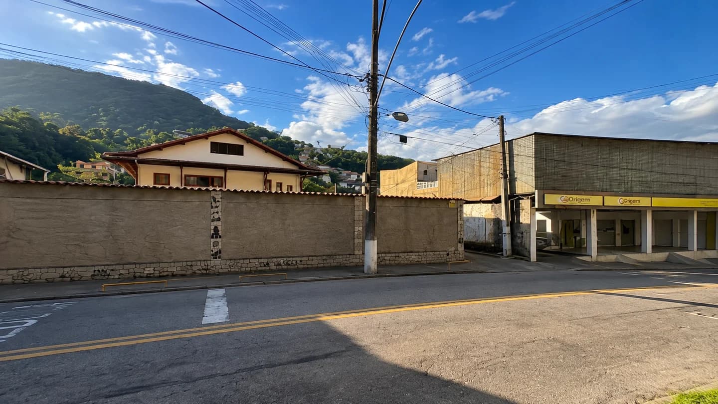 Casa com três quartos, amplo sótão e garagem para 15 veículos